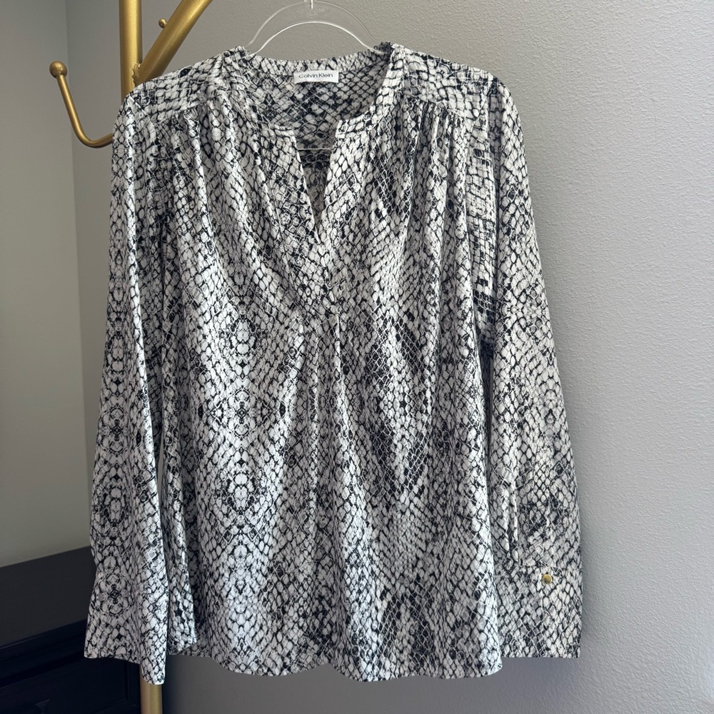 Calvin Klein Snakeskin V-Neck Blouse - Size Large - Black & White